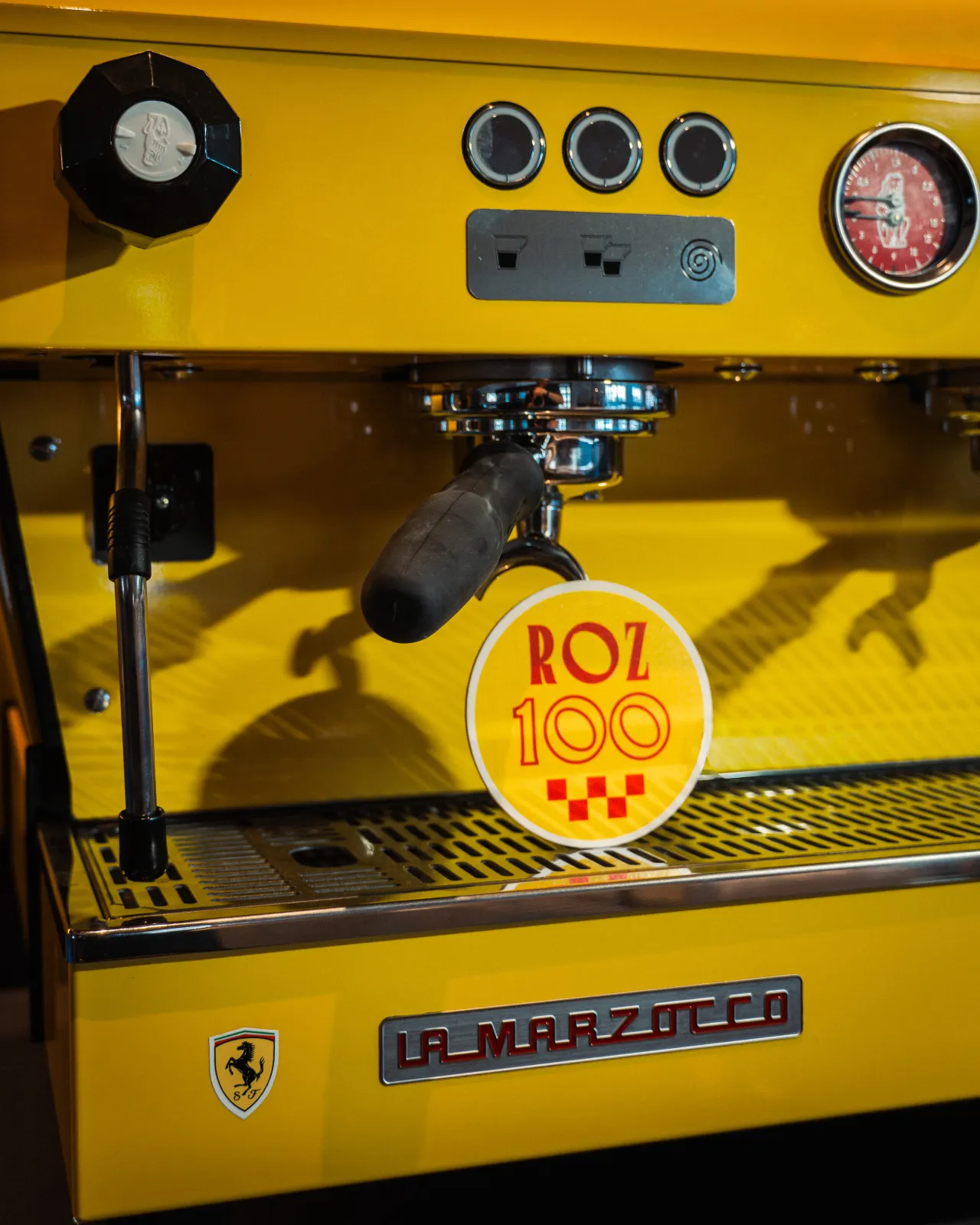 La Marzocco aparat za kavu sa značkom Ferrarija